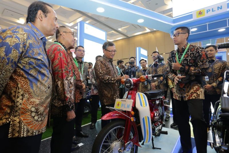 Direktur Utama PLN Darmawan Prasodjo (kanan) saat menerangkan terkait keunggulan konversi motor listrik kepada Menteri Energi Sumber Daya dan Mineral (ESDM) Arifin Tasrif (kedua dari kanan), Direktur Jenderal Energi Baru, Terbarukan, dan Konservasi Energi (EBTKE) Dadan Kusdiana (ketiga dari kanan), Ketua Steering Committee Indonesia EBTKE ConEx 2023 Eka Satria (kedua dari kiri), dan Anggota Dewan Energi Nasional Satya Widya Yudha (kiri) dalam acara The 11th EBTKE ConEx 2023 di Tangerang.