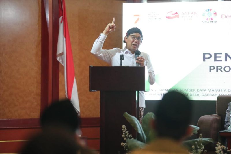 SERANG - Menteri Desa, Pembangunan Daerah Tertinggal, dan Transmigrasi (Mendes PDTT), Abdul Halim Iskandar memberikan arahan sekaligus membuka acara 'Refreshment Training Penguatan Partisipasi Pegiat Desa Tahun Anggaran 2023', di Kota Serang, Banten (26/8/2023).
Foto : Angga/KemendesPDTT