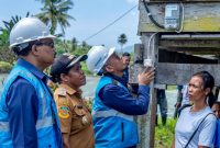 Simbolis penyalaan listrik Program Light Up The Dream oleh General Manager PLN UIW Papua dan Papua Barat, Budiono (kedua dari kanan) di rumah salah satu petani di Kecamatan Koya Timur, Jayapura, Yunita Matinahoro (kanan) didampingi Senior Manager Niaga dan Pelayanan Pelanggan PLN UIW Papua dan Papua Barat, John S.Yarangga (kiri) dan Lurah Koya Timur, Emilia Palora (kedua dari kiri), Selasa, (22/8).