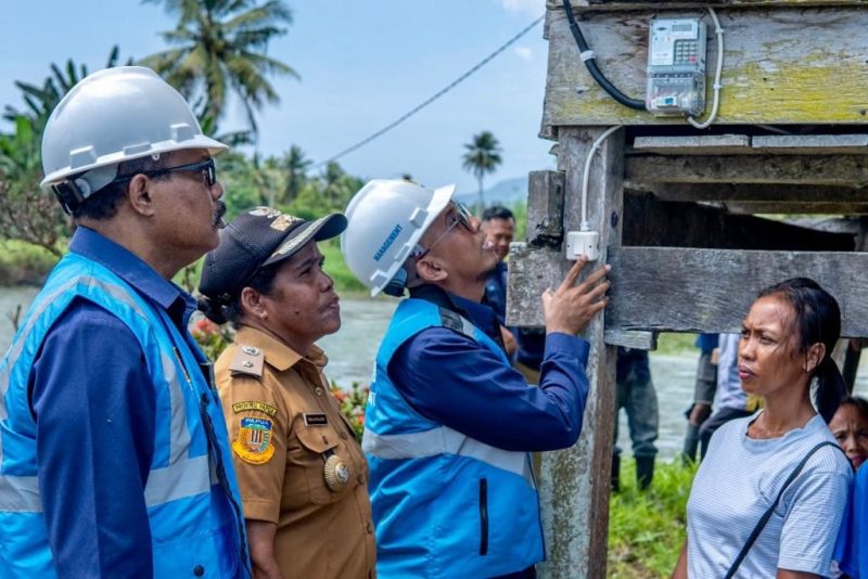 Simbolis penyalaan listrik Program Light Up The Dream oleh General Manager PLN UIW Papua dan Papua Barat, Budiono (kedua dari kanan) di rumah salah satu petani di Kecamatan Koya Timur, Jayapura, Yunita Matinahoro (kanan) didampingi Senior Manager Niaga dan Pelayanan Pelanggan PLN UIW Papua dan Papua Barat, John S.Yarangga (kiri) dan Lurah Koya Timur, Emilia Palora (kedua dari kiri), Selasa, (22/8).