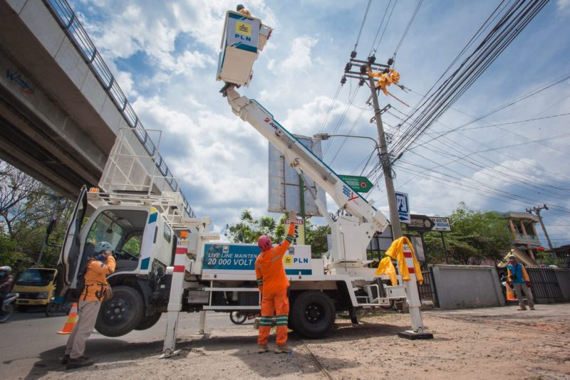 Petugas Pekerjaan Dalam Keadaan Bertegangan (PDKB) PLN melakukan pemeliharaan jaringan listrik tanpa melakukan pemadaman pada pelanggan. Jaringan listrik PLN memiliki ciri berada lebih tinggi dibanding kabel utilitas lainnya.