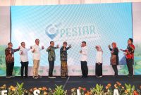 Menteri Desa, Pembangunan Daerah Tertinggal dan Transmigrasi Abdul Halim Iskandar didampingi Sekretaris Jenderal Taufik Madjid, Dirjen PDP Sugito, Kepala Biro Hubungan Masyarakat Erlin Chaerlinatun dan Direktur Fasilitasi Pemanfaatan Dana Desa Luthfy Latief menghadiri Launching Program PESIAR (Petakan, Sisir, Advokasi Registrasi) sinergi Capaian SDGs Desa Dengan BPJS kesehatan. Turut hadir Bupati Jombang Mundjidah Wahab dan Dirut BPJS Kesehatan Ali Ghufron Mukti. Pada kegiatan tersebut Menteri Desa PDT dan Transmigrasi besama Dirut BPJS Kesehatan melakukan Penandatangan Perjanjian Kerja Bersama dilanjutkan dengan Launching Program PESIAR (Petakan, Sisir, Advokasi Registrasi) di Desa Losari, Kec. Ploso, Kab. Jombang - Jawa Timur. Rabu (30/08/23). 
Dok. Sigit Purwanto/Humas Kemendes PDTT