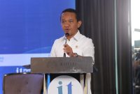 Menteri Investasi/Kepala Badan Koordinasi Penanaman Modal (BKPM) Bahlil Lahadalia saat menyampaikan pidato kunci dalam Diskusi bertajuk 'Membangun Ekosistem Baterai Kendaraan Listrik' di Jakarta, Selasa (29/8). Dirinya menjelaskan, Indonesia berpotensi menjadi negara dengan ekosistem kendaraan listrik terbesar di dunia. Hal ini karena potensi besar sumber daya nikel Indonesia yang mencapai 25% cadangan dunia.