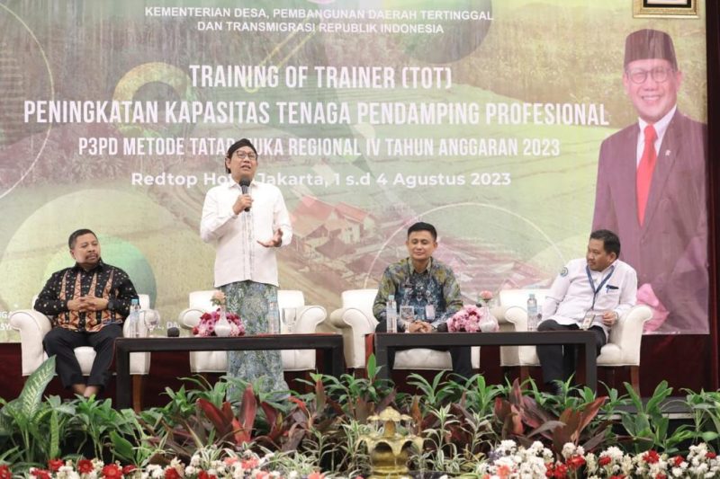 JAKARTA - Abdul Halim Iskandar Menteri Desa, PDTT Membuka dan Memberikan Arahan di Acara Training of Trainer  (TOT) Peningkatan Kapasitas Tenaga Pendamping Profesional P3PD Metode Tatap Muka Regional IV Tahun Anggaran 2023. 
Selasa, 1 Agustus 2023  
Foto : Didi Humas