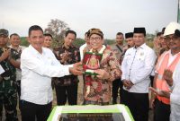 Menteri Desa, Pembangunan Daerah Tertinggal, dan Transmigrasi Abdul Halim Iskandar didampingi Kepala Pusat PPMDDTT M Yusra, PJ Bupati Bireuen Aulia Sofyan, Anggota Komisi V DPR RI Ruslan M Daud mengunjungi dan peletakan batu pertama Wisata Bukit Cinta Santewan Indah Desa Geulanggang Gampong Kecataman Kota Juang Kabupaten Bireuen, Jumat (4/8/2023).


Foto : Mugi/KemendesPDTT