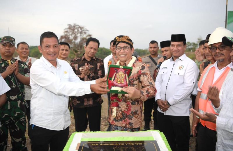 Menteri Desa, Pembangunan Daerah Tertinggal, dan Transmigrasi Abdul Halim Iskandar didampingi Kepala Pusat PPMDDTT M Yusra, PJ Bupati Bireuen Aulia Sofyan, Anggota Komisi V DPR RI Ruslan M Daud mengunjungi dan peletakan batu pertama Wisata Bukit Cinta Santewan Indah Desa Geulanggang Gampong Kecataman Kota Juang Kabupaten Bireuen, Jumat (4/8/2023).


Foto : Mugi/KemendesPDTT