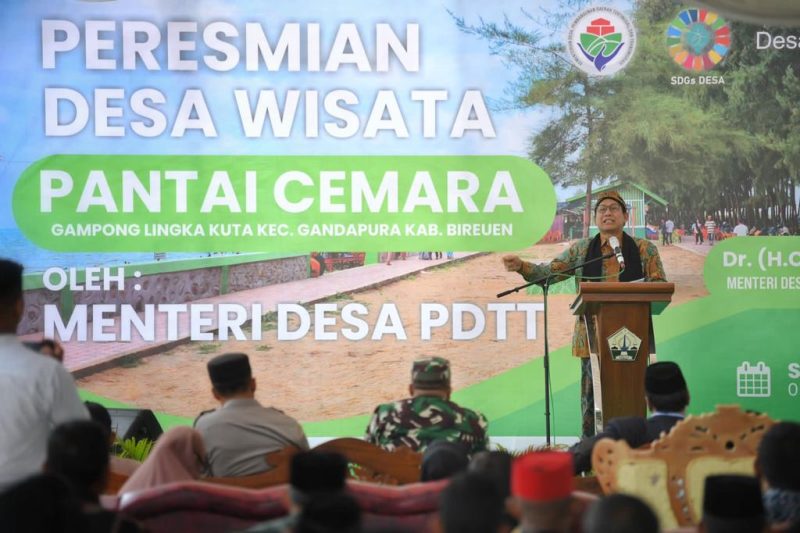 Menteri Desa, Pembangunan Daerah Tertinggal, dan Transmigrasi Abdul Halim Iskandar didampingi Kepala Pusat PPMDDTT M Yusra, PJ Bupati Bireuen Aulia Sofyan, Anggota Komisi V DPR RI Ruslan M Daud meresmikan Desa Wisata Pantai Cemara Gampong Lingka Kuta, Kecamatan Gandapura, Kabupaten Bireun, Sabtu (5/8/2023)

Foto : Mugi/KemendesPDTT