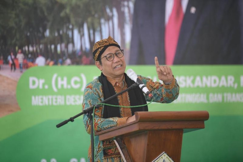 Menteri Desa, Pembangunan Daerah Tertinggal, dan Transmigrasi Abdul Halim Iskandar didampingi Kepala Pusat PPMDDTT M Yusra, PJ Bupati Bireuen Aulia Sofyan, Anggota Komisi V DPR RI Ruslan M Daud meresmikan Desa Wisata Pantai Cemara Gampong Lingka Kuta, Kecamatan Gandapura, Kabupaten Bireun, Sabtu (5/8/2023)

Foto : Mugi/KemendesPDTT