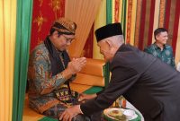 Menteri Desa, Pembangunan Daerah Tertinggal, dan Transmigrasi Abdul Halim Iskandar didampingi Anggota Komisi V DPR RI Ruslan M Daud, Pj Walikota Sabang Reza Fahlevi, Ketua DPRK Sabang Muhammad Nasir, Kepala BPKS Sabang Junaidi Ali, Pj Sekda Kota Sabang Andri Nourman, dan Kepala Pusat PPMDDTT M Yusra mengikuti Peusijuek, upacara adat dalam budaya masyarakat Aceh saat melakukan kunjungan kerja ke Kantor Walikota Sabang. Serangkaian upacara dilakukan oleh tokoh adat setempat.
Kota Sabang, Nanggroe Aceh Darussalam, Sabtu (5/8/2023)

Foto : Mugi/KemendesPDTT
