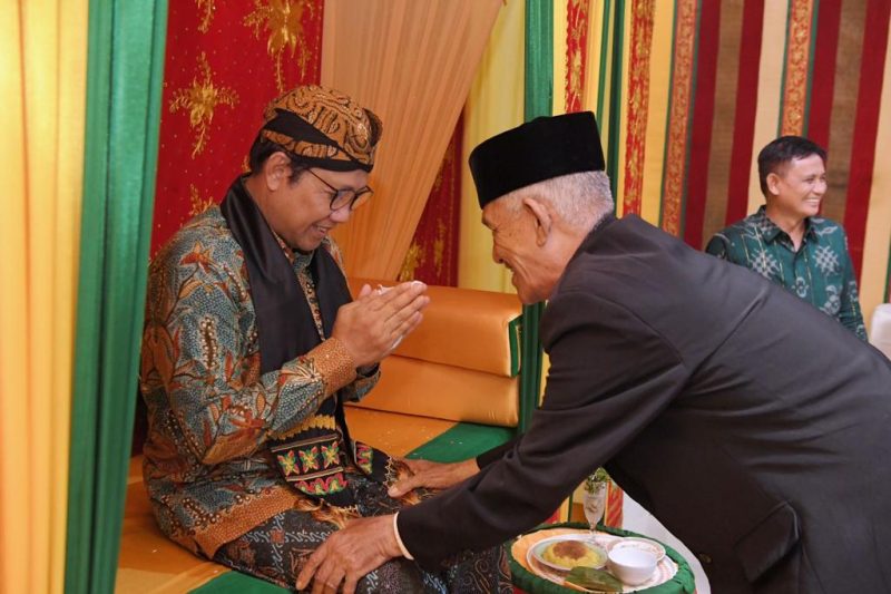 Menteri Desa, Pembangunan Daerah Tertinggal, dan Transmigrasi Abdul Halim Iskandar didampingi Anggota Komisi V DPR RI Ruslan M Daud, Pj Walikota Sabang Reza Fahlevi, Ketua DPRK Sabang Muhammad Nasir, Kepala BPKS Sabang Junaidi Ali, Pj Sekda Kota Sabang Andri Nourman, dan Kepala Pusat PPMDDTT M Yusra mengikuti Peusijuek, upacara adat dalam budaya masyarakat Aceh saat melakukan kunjungan kerja ke Kantor Walikota Sabang. Serangkaian upacara dilakukan oleh tokoh adat setempat.
Kota Sabang, Nanggroe Aceh Darussalam, Sabtu (5/8/2023)

Foto : Mugi/KemendesPDTT