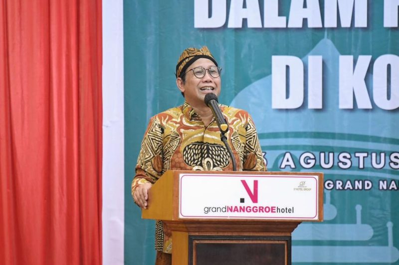 Menteri Desa, Pembangunan Daerah Tertinggal, dan Transmigrasi Abdul Halim Iskandar didampingi Anggota Komisi V DPR RI Ruslan M Daud, Anggota Komisi V DPR RI Irmawan memberi Arahan Dalam Rapat Sinergitas dan Konsolidasi TPP dalam Pemberdayaan Masyarakat Desa di hadapan ribuan pendamping desa se-Provinsi Aceh. Banda aceh , Minggu (6/8/2023).

Foto : Mugi/HumasKemendesPDTT