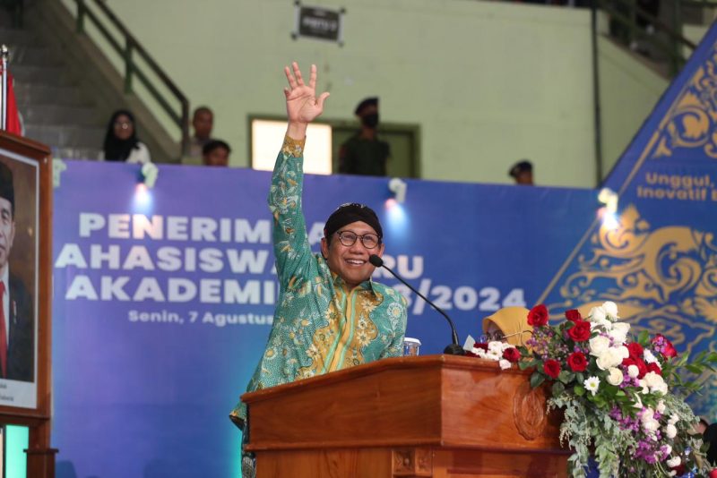 Menteri Desa, Pembangunan Daerah Teringgal dan Transmigrasi, Abdul Halim Iskandar didampingi Istri Lilik Umi Nashriyah menghadiri sekaligus menjadi pembicara pada kegiatan Pembukaan Pengenalan Kehidupan Kampus Bagi Mahasiswa Baru Universitas Negeri Yogyakarta Tahun Ajaran 2023-2024. Selasa (08/08/23).

Dok. Sigit Purwanto/Humas Kemendes