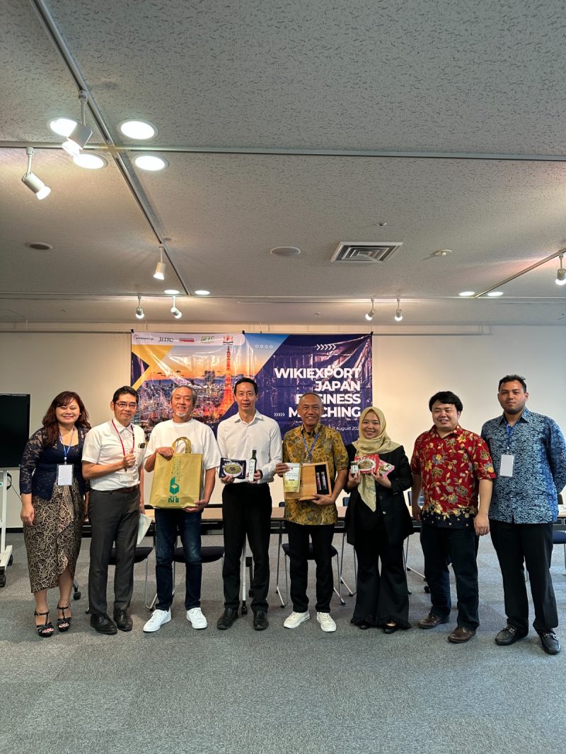 (Ki-Ka): Komisi Tetap Kadin Indonesia Bidang Kewirausahaan, Nita Kartikasari; Vice President Director Jetro, Yoshida Yusuke; Buyers Jepang, Taishodo Co; Kaya Semesta, Richard Sambera; CEO House of Tea, Gunawan; Kaya Semesta, Ayu Sudiantari; Senior Director Jetro, Ko Ozaki; Wakomtap Kadin Indonesia Bidang Kewirausahaan, Faiz Mujadid.