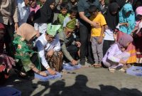 Menteri Desa PDTT Abdul Halim Iskandar didampingi istri Lilik Umi Nashriyah bersama Walikota Pariaman Genius Umar, Anggota DPRD Sumbar Firdaus, Dirjen PDP Kemendes PDTT Sugito, Rektor Universitas Ekasakti Sufyarma Marsidin, Ketua Nagari Development Center Universitas Andalas Feri Arlius melaunching Lomba Desa Wisata Nusantara 2023 bertema 