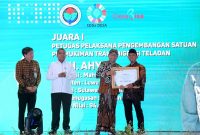 Menteri Desa PDTT Abdul Halim Iskandar didampingi Wakil Menteri Desa PDTT Paiman Raharjo, Dirjen Pembangunan dan Pengembangan Kawasan Transmigrasi Danton Ginting Munthe memberikan penghargaan kepada para Transmigran Teladan dan Petugas Pelaksana Pengembangan Satuan Permukiman Transmigrasi Teladan (P3SPT) Tingkat Nasional 2023 di Jakarta, Selasa (15/8/2023).

Foto: Wening/Kemendes PDTT