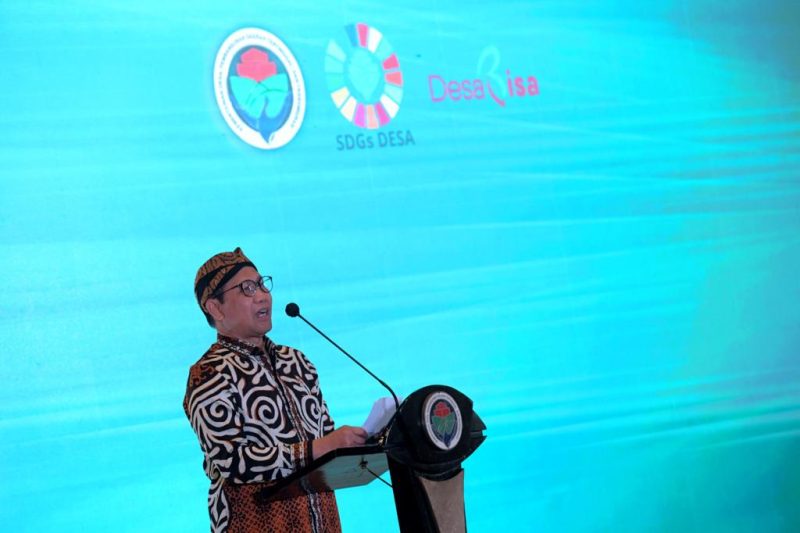 Menteri Desa PDTT Abdul Halim Iskandar didampingi Wakil Menteri Desa PDTT Paiman Raharjo, Dirjen Pembangunan dan Pengembangan Kawasan Transmigrasi Danton Ginting Munthe memberikan penghargaan kepada para Transmigran Teladan dan Petugas Pelaksana Pengembangan Satuan Permukiman Transmigrasi Teladan (P3SPT) Tingkat Nasional 2023 di Jakarta, Selasa (15/8/2023).
Foto: Wening/Kemendes PDTT