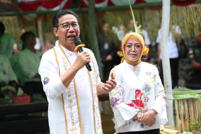 Menteri Desa, Pembangunan Daerah Teringgal dan Transmigrasi, Abdul Halim Iskandar didampingi Istri Lilik Umi Nashriyah beserta rombongan mengunjungi  Desa Musi, Kec. Lirung Kab. Kep. Talaud. Dalam kesempatan ini Menteri Desa PDTT Meresmikan Desa Adat, Desa Musi serta diberikan Tongkat oleh Dewan Adat sebagai Simbol Juru Damai dan dilanjutkan Penandatanganan Prasasti Desa Adat Musi
Kamis (16/08/23)