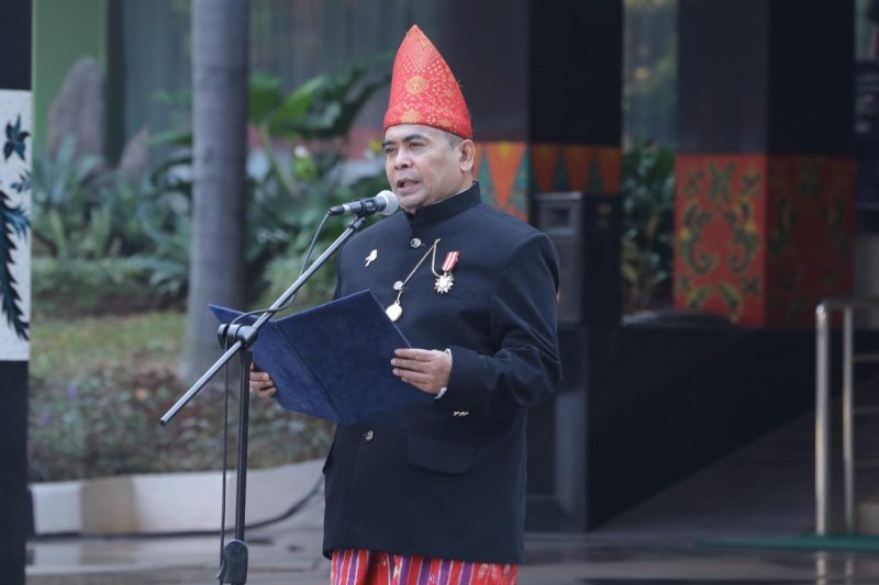 Jakarta - Wakil Menteri Desa, Pembangunan Daerah Tertinggal dan Transmigrasi (Wamendes PDTT) Paiman Raharjo menjadi Inspektur Upacara Peringatan HUT ke-78 RI di Lapangan Kantor Kemendes Kalibata pada Kamis (17/8/2023). 
Foto : Didi Humas Kemendesa