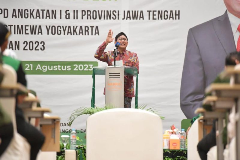 Menteri Desa, Pembangunan Daerah Tertinggal, dan Transmigrasi Abdul Halim Iskandar didampingi Istri Lilik Umi Nasriyah, Kepala BPSDM Luthfiyah Nurlaela, Kepala Pusat PPMDDTT Yusra Menutup Refreshment Training Penguatan Pegiat Desa program P3PD angkatan 2 Provinsi Jawa Tengah dan Daerah DIY Tahun Anggaran 2023 di Semarang, minggu (20/8/2023)
