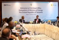 Direktur Utama PLN, Darmawan Prasodjo (kanan) saat menerima kunjungan Menteri Energi Tanzania, January Makamba (kiri) pada Jumat, (10/2) di PLN Kantor Pusat, Jakarta. Pemerintah Tanzania ingin melakukan kolaborasi untuk mengembangkan kelistrikan di Tanzania. Hal ini dilakukan setelah melihat sepak terjang PLN sebagai perusahaan listrik global yang berhasil mengembangkan listrik berbasis energi bersih.
