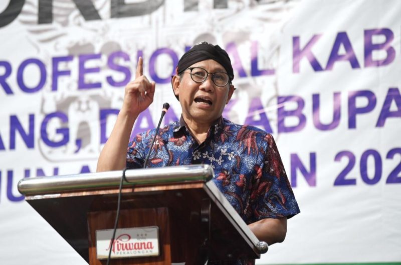Menteri Desa, Pembangunan Daerah Tertinggal, dan Transmigrasi Abdul Halim Iskandar didampingi Menteri Ketenagakerjaan RI periode Tahun (2014-2019) Hanif Dhakiri, Kepala BPSDM Luthfiyah Nurlaela, Kepala Pusat PPMDDTT Yusra membuka Rapat Koodinasi (RAKOR) Tenaga Pendamping Profesional Kabupaten Pekalongan, Batang, Pemalang Tahun anggaran 2023 di Pekalongan, Jawa Tengah, Senin (21/8/2023)

Foto: Mugi/Kemendes PDTT