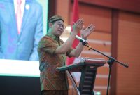 Bandung - Menteri Desa, Pembangunan Daerah Tertinggal, dan Transmigrasi Abdul Halim Iskandar memberikan arahan dan sekaligus menutup acara kegiatan Refreshment Training Penguatan Kapasitas Partisipasi Pegiat Desa Program Penguatan Pemerintahan dan Pembangunan Desa (P3PD) Tahun Anggaran 2023 di Bandung, Kamis  (24/8/2023).
Foto : Angga/KemendesPdtt.