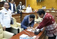 akarta - Menteri Desa PDTT Abdul Halim Iskandar didampingi pejabat tinggi madya dan Pratama Kemendes PDTT menghadiri Rapat Kerja  dengan Komisi V DPR RI yang membahas tentang Laporan Keuangan Pemerintah Pusat (LKPP) APBN TA 20222 dan Rencana Kebutuhan Anggaran K/L TA 2024 Kemendes PDTT dalam Nota Keuangan RAPBN TA 2024 di ruang rapat Komisi V, pada Selasa (29/8/2023). 
Foto : Didi Humas Kemendesa
