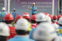 Direktur Utama PLN, Darmawan Prasodjo saat memberikan arahan kepada personel PLN saat Apel Siaga Kelistrikan KTT Ke-43 ASEAN di Jakarta, Kamis (31/8). Dirinya menyampaikan bahwa PLN siap menyukseskan gelaran KTT ini. Gelaran ini menjadi akan menjadi wajah Indonesia di mata kawasan dan juga dunia.