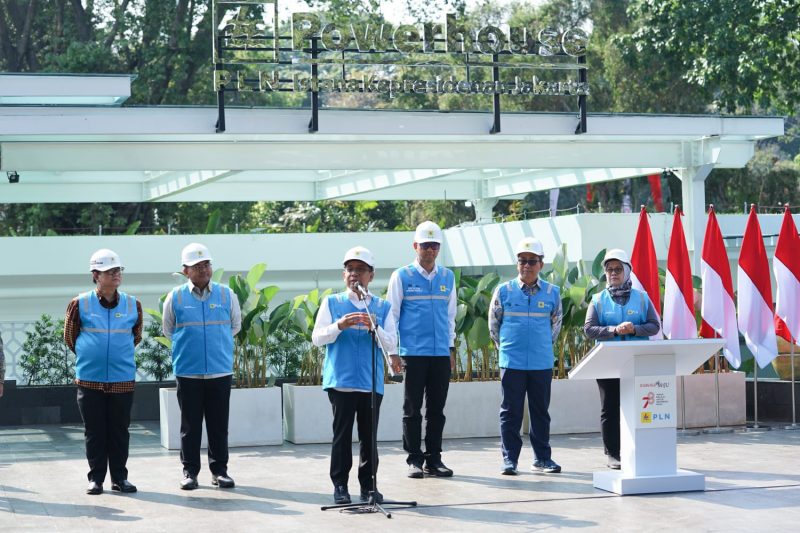 Menteri Sekretaris Negara, Pratikno (ketiga dari kiri) saat menyampaikan sambutan dalam peresmian Revitalisasi Kelistrikan Istana Kepresidenan Jakarta, didampingi Direktur Jenderal Ketenagalistrikan Kementerian ESDM, Jisman P. Hutajulu (kiri), Deputi Bidang Sumber Daya Manusia, Teknologi dan Informasi Kementerian BUMN, Tedi Bharata (kedua dari kiri), Direktur Utama PLN, Darmawan Prasodjo (ketiga dari kanan), Sekretaris Kementerian Sekretariat Negara, Setya Utama (kedua dari kanan), Deputi Bidang Administrasi dan Pengelolaan Istana, Rika Kiswardani (kanan).