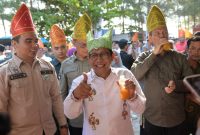 Menteri Desa PDTT Abdul Halim Iskandar didampingi istri Lilik Umi Nashriyah bersama Walikota Pariaman Genius Umar, Anggota DPRD Sumbar Firdaus, Dirjen PDP Kemendes PDTT Sugito, Rektor Universitas Ekasakti Sufyarma Marsidin, Ketua Nagari Development Center Universitas Andalas Feri Arlius melaunching Lomba Desa Wisata Nusantara 2023 bertema 