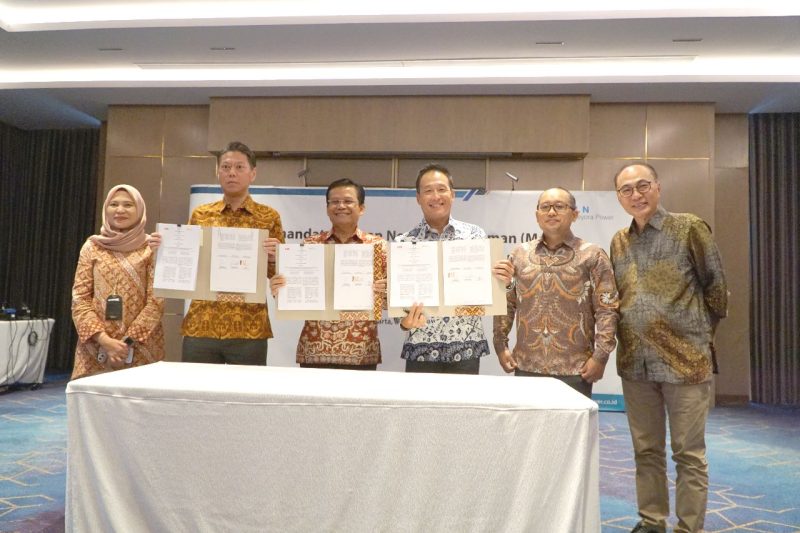 Direktur Utama Haleyora Power, Isral (kedua dari kiri), Presiden Direktur ABB Sakti Industri, Gerard Chan (ketiga dari kiri), serta Region Leader Asia Pasifik ABB E-Mobility Pte. Ltd, WeeJin Lee (ketiga dari kiri), menandatangani Nota Kesepahaman untuk pengembangan penyediaan dan penjualan produk layanan alat pengisi daya kendaraan listrik, Rabu (2/8) di Jakarta. Penandatanganan tersebut turut disaksikan oleh Executive Vice President Pengembangan Produk Niaga PLN, Ririn Rachmawardini (kiri), Direktur Operasi Haleyora Power, Diksi Erfani Umar (kedua dari kanan), dan Vice President Director ABB Sakti Industri, Erick Purwanto (kanan).