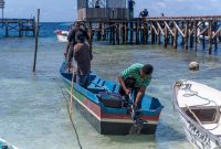 Salah satu penerima bantuan mesin tempel listrik saat akan meninggalkan pelabuhan untuk mencari hasil tangkapan di laut lepas.