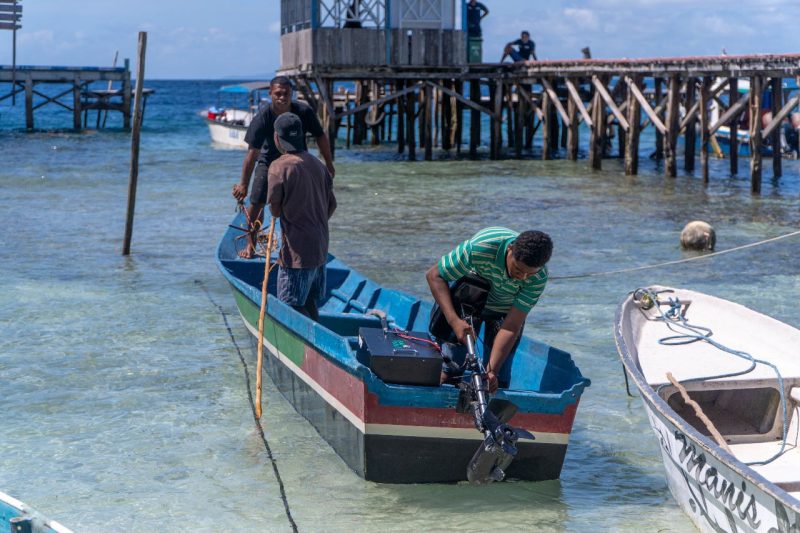 Salah satu penerima bantuan mesin tempel listrik saat akan meninggalkan pelabuhan untuk mencari hasil tangkapan di laut lepas.