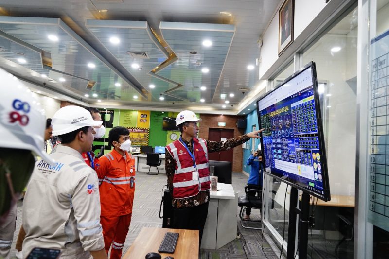 Direktur Utama PLN Indonesia Power (IP), Edwin Nugraha Putra memantau emisi pembangkit listrik milik PLN IP melalui dashboard monitoring operasional. PLN IP telah mengimplementasikan teknologi Continous Emission Monitoring System (CEMS) yang terintegrasi dengan Kementerian Lingkungan Hidup dan Kehutanan secara real time untuk memastikan emisi gas buang dari pembangkit listrik sesuai dengan baku mutu yang ditetapkan oleh Pemerintah.