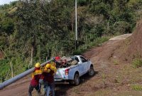 Perjuangan petugas PLN saat memobilisasi tiang ke Desa Sinaji, Kabupaten Luwu Sulawesi Selatan.