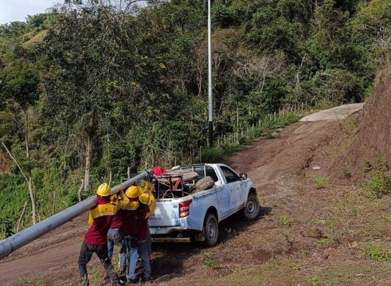 Perjuangan petugas PLN saat memobilisasi tiang ke Desa Sinaji, Kabupaten Luwu Sulawesi Selatan.