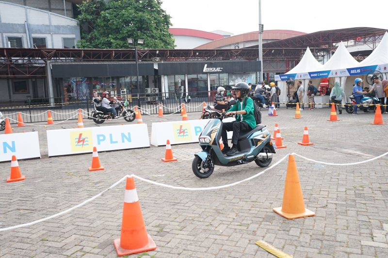 Masyarakat antusias melakukan tes berkendara atau test drive motor listrik