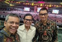 Direktur Utama PLN, Darmawan Prasodjo (kanan) bersama Wakil Menteri Luar Negeri, Pahala N. Mansury (tengah) dan Wakil Menteri Keuangan, Suahasil Nazara (kiri) turut menyaksikan pemecahan rekor dunia pergelaran angklung, di Stadion Utama Gelora Bung Karno, Sabtu (5/8).
