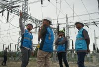 Petugas PLN melakukan pengecekan akhir sebelum memberikan tegangan pada Gardu Induk yang terletak di Desa Binjeita, Kabupaten Bolaang Mongondow Utara, Sulawesi Utara.