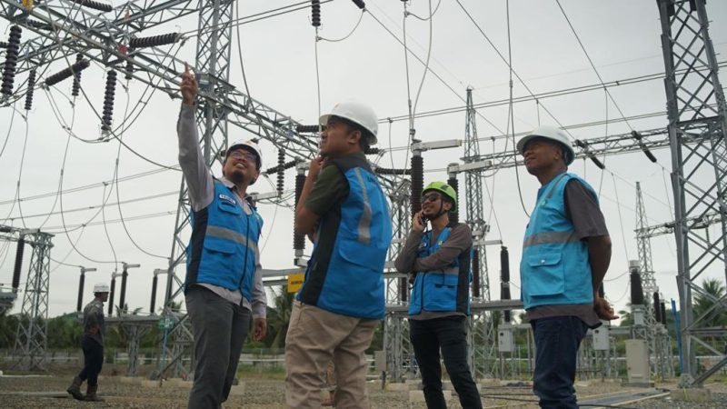 Petugas PLN melakukan pengecekan akhir sebelum memberikan tegangan pada Gardu Induk yang terletak di Desa Binjeita, Kabupaten Bolaang Mongondow Utara, Sulawesi Utara.