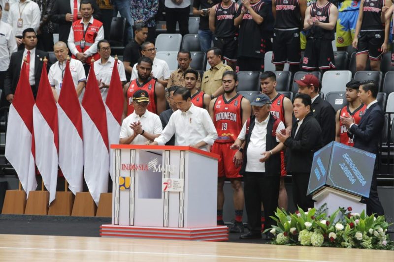 Presiden Republik Indonesia Joko Widodo saat meresmikan Indoor Multifunction Stadium (IMS) Indonesia Arena didampingi Menteri Kabinet Indonesia Maju dan Pemain Tim Nasional Basket Indonesia.