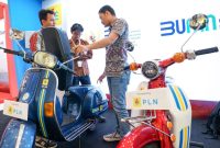 Showcase motor konversi dari sebelumnya berbasis bahan bakar minyak (BBM) menjadi listrik pada booth PLN dalam agenda Asean Minister on Energy Meeting (AMEM) ke-41 di Bali Nusa Dua Convention Center (BNDCC).