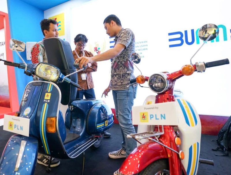 Showcase motor konversi dari sebelumnya berbasis bahan bakar minyak (BBM) menjadi listrik pada booth PLN dalam agenda Asean Minister on Energy Meeting (AMEM) ke-41 di Bali Nusa Dua Convention Center (BNDCC).