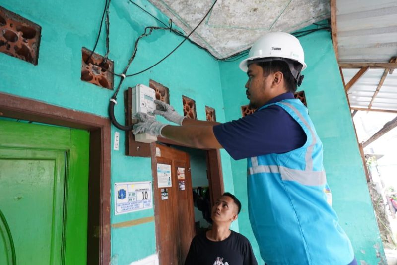 Petugas PLN melakukan penggantian kWh meter ke smart meter di salah satu rumah pelanggan, Fahri (34) di Tebet, Jakarta Selatan.