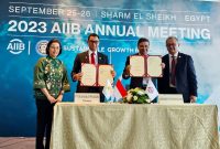Ditandatanganinya dokumen kemitraan ini sebagai bentuk komitmen antara PLN, AIIB, dan PT SMI dalam bekerja sama mewujudkan pengurangan emisi gas rumah kaca di Indonesia. Kiri ke kanan: Sri Mulyani Indrawati (Menteri Keuangan RI), Darmawan Prasodjo (Direktur Utama PLN), Urjit R. Patel (Vice President Investment Operations AIIB) dan Luky Eko Wuryanto (Vice President and Chief Administration Officer AIIB).
