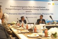 Dalam sambutannya, Direktur Utama PT PLN (Persero), Darmawan Prasodjo (kanan) menegaskan komitmen PLN untuk berkolaborasi dengan PT Semen Indonesia (Persero) Tbk (SIG) dalam hal penurunan emisi dan pengembangan EBT skala besar. Kolaborasi tersebut berpadu dalam menciptakan ketersediaan energi yang ramah lingkungan bagi industri di tanah air.