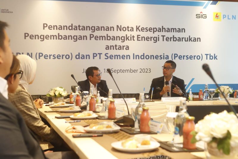 Dalam sambutannya, Direktur Utama PT PLN (Persero), Darmawan Prasodjo (kanan) menegaskan komitmen PLN untuk berkolaborasi dengan PT Semen Indonesia (Persero) Tbk (SIG) dalam hal penurunan emisi dan pengembangan EBT skala besar. Kolaborasi tersebut berpadu dalam menciptakan ketersediaan energi yang ramah lingkungan bagi industri di tanah air.