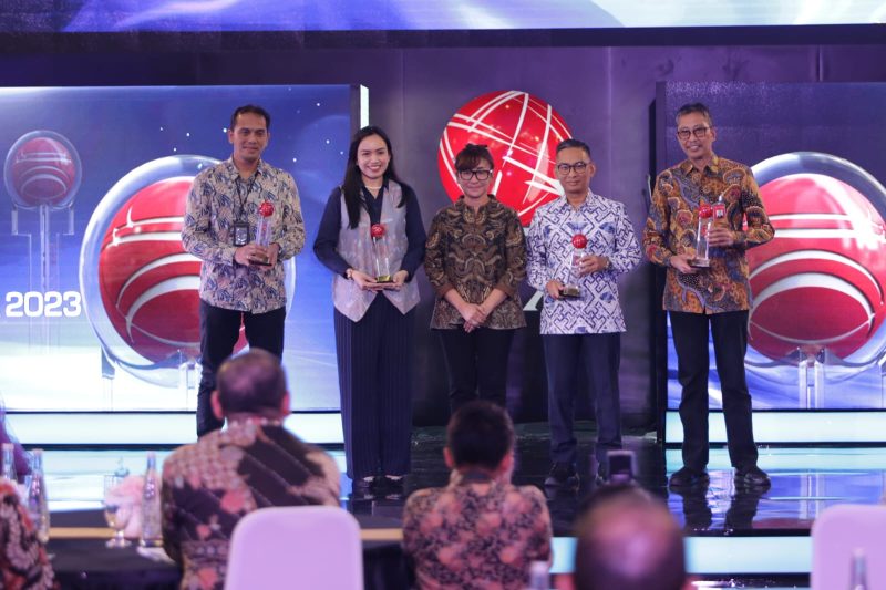 Mewakili Direktur Utama PLN Darmawan Prasodjo, EVP Komunikasi Korporat & TJSL PLN Gregorius Adi Trianto (paling kiri)  menerima 2 (dua) penghargaan dari ajang Anugerah Inovasi Indonesia 2023 pada Rabu (20/9).