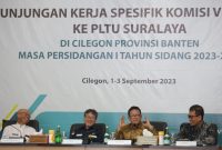 Ketua Komisi VII DPR RI, Sugeng Suparwoto saat menyampaikan arahan dalam Kunjungan Kerja Spesifik Komisi VII Dewan Perwakilan Rakyat Republik Indonesia (DPR RI) ke Pembangkit Listrik Tenaga Uap (PLTU) Suralaya, di Cilegon, Banten pada Jumat (01/09). Dalam kunjungan tersebut, Ketua Komisi VII DPR RI, Sugeng Suparwoto menilai pengoperasian PLTU Suralaya bukan menjadi penyebab utama tingginya polusi udara yang ada di Jakarta.

Dari kiri ke kanan: Asisten Perekonomian dan Pembangunan Sekretariat Daerah Provinsi Banten,  M Yusuf, Direktur Pembinaan Program Ketenagalistrikan, Wanhar, Ketua Komisi VII DPR RI, Sugeng Suparwoto, Direktur Manajemen Pembangkitan PLN, Adi Lumakso.