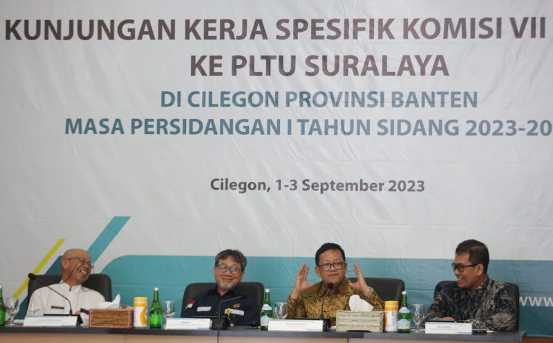 Ketua Komisi VII DPR RI, Sugeng Suparwoto saat menyampaikan arahan dalam Kunjungan Kerja Spesifik Komisi VII Dewan Perwakilan Rakyat Republik Indonesia (DPR RI) ke Pembangkit Listrik Tenaga Uap (PLTU) Suralaya, di Cilegon, Banten pada Jumat (01/09). Dalam kunjungan tersebut, Ketua Komisi VII DPR RI, Sugeng Suparwoto menilai pengoperasian PLTU Suralaya bukan menjadi penyebab utama tingginya polusi udara yang ada di Jakarta.

Dari kiri ke kanan: Asisten Perekonomian dan Pembangunan Sekretariat Daerah Provinsi Banten,  M Yusuf, Direktur Pembinaan Program Ketenagalistrikan, Wanhar, Ketua Komisi VII DPR RI, Sugeng Suparwoto, Direktur Manajemen Pembangkitan PLN, Adi Lumakso.